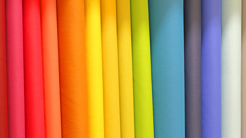 Šarene tkanine mnogih svetlih i živih boja na prodaju u radnji specijalizovanoj za tkanine za obradu odeće
