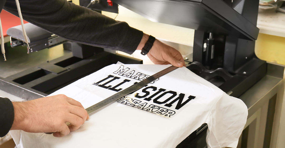 Mladić štampa na majici u radionici