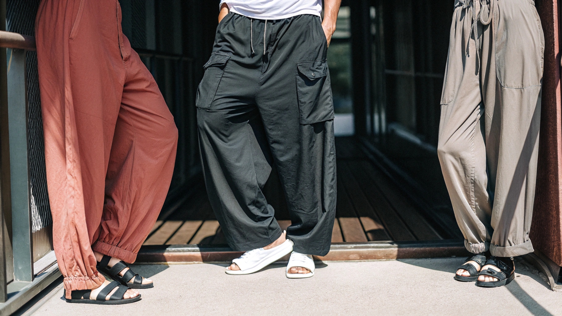 Peb hom ntawm baggy ris tso tawm: dav-ceg ua ke nrog ib tug xws li T-shirt thiab khau khiab, jogger-style nrog cuffed pob taws thiab khau ntaub, thiab high-waisted nrog ib tug tucked-nyob rau hauv lub tsho thiab luj taws.